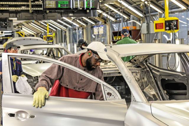 현대자동차 미국 앨라배마 공장 직원이 차량 조립 작업을 하고 있다. 사진 제공=현대차