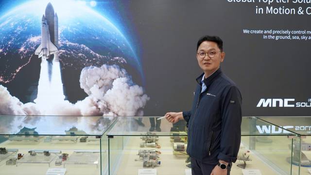 김병근 엠앤씨솔루션(MNC솔루션) 대표는 14일 경남 창원 본사에서 방산용 서보밸브 부품들을 설명하고 있다.사진제공=엠앤씨솔루션