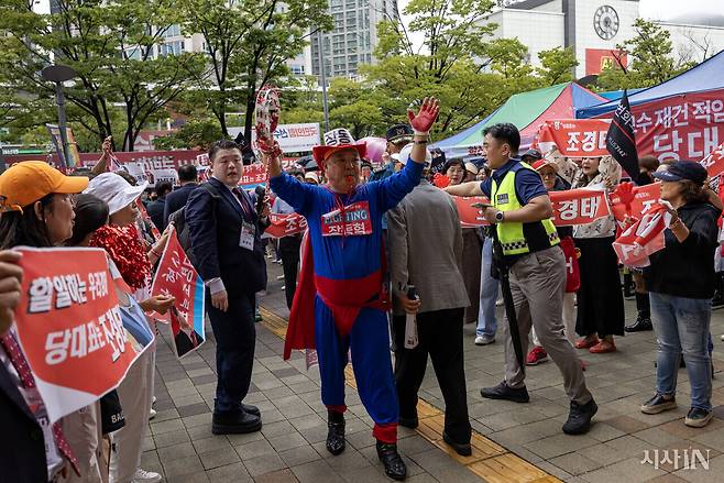 조경태 후보 지지자들 사이에서 슈퍼맨 복장의 당원이 “장동혁”을 연호하고 있다. ⓒ시사IN 조남진