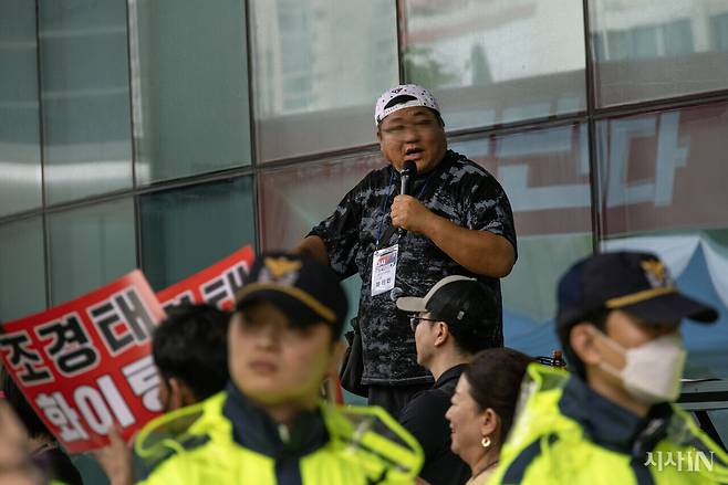 조경태 후보 지지자가 김문수 후보 지지자들을 향해 “김건희를 구속하라”고 외치고 있다. ⓒ시사IN 조남진