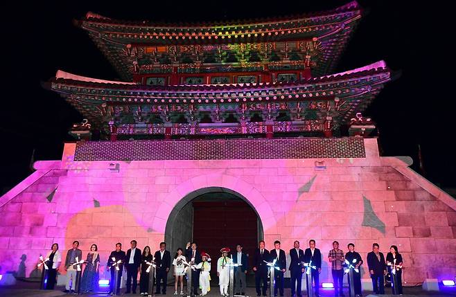 '2025 국가유산 미디어아트 진주성'이 지난 15일 오후 진주성 공북문 앞 특설무대에서 개막식이 열렸다. ⓒ진주시