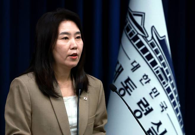 강유정 대통령실 대변인이 18일 서울 용산 대통령실 청사에서 이날 열린 국가안전보장회의(NSC) 및 국무회의 등 현안 브리핑을 하고 있다. ⓒ연합뉴스
