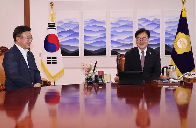 우원식 국회의장(오른쪽)이 18일 서울 여의도 국회에서 윤호중 행정안전부 장관을 만나고 있다. ⓒ연합뉴스