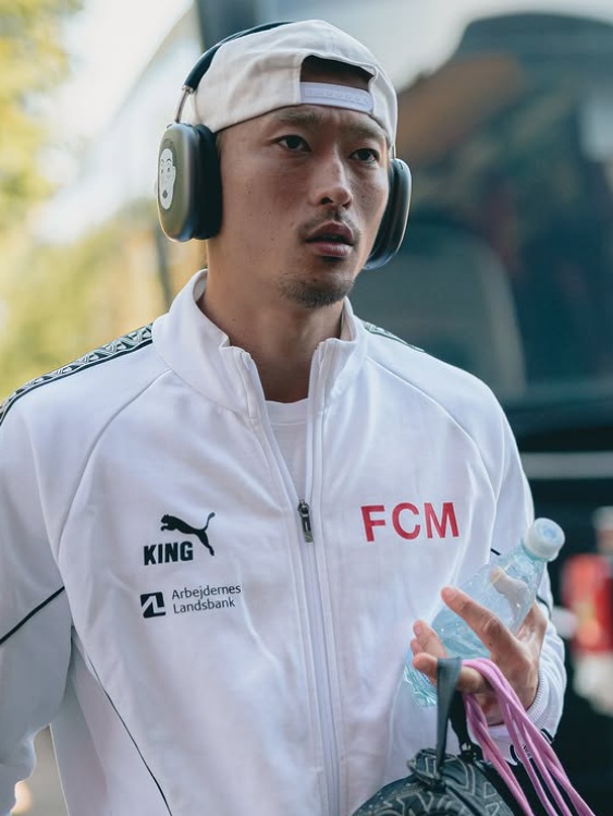 조규성은 17일(한국시간) 바일레 스타디온에서 벌어진 바일레 BK와 2025~2026시즌 덴마크 수페르리가 5라운드 원정경기에서 후반 45분 아담 북사 대신 교체투입돼 그라운드를 누볐다. 오른쪽 무릎 수술과 합병증을 딛고 448일만의 복귀전을 치렀다. 사진은 경기를 앞두고 그라운드로 들어서는 모습. 사진출처│미트윌란 인스타그램