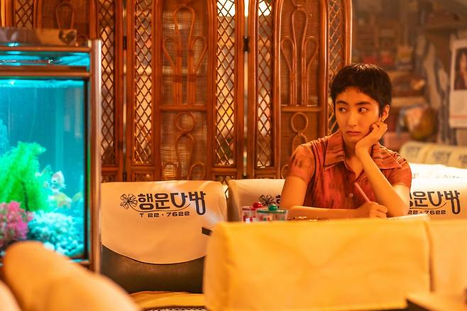 디즈니+ 오리지널 시리즈 ‘파인: 촌뜨기들’이 1970년대 어촌의&nbsp;미장센, 전국 사투리 디테일, 원작 웹툰과의 차별화 포인트 등 N차 시청을 유발하는 TMI 3가지를 공개했다.&nbsp;사진제공 | 월트 디즈니 컴퍼니 코리아
