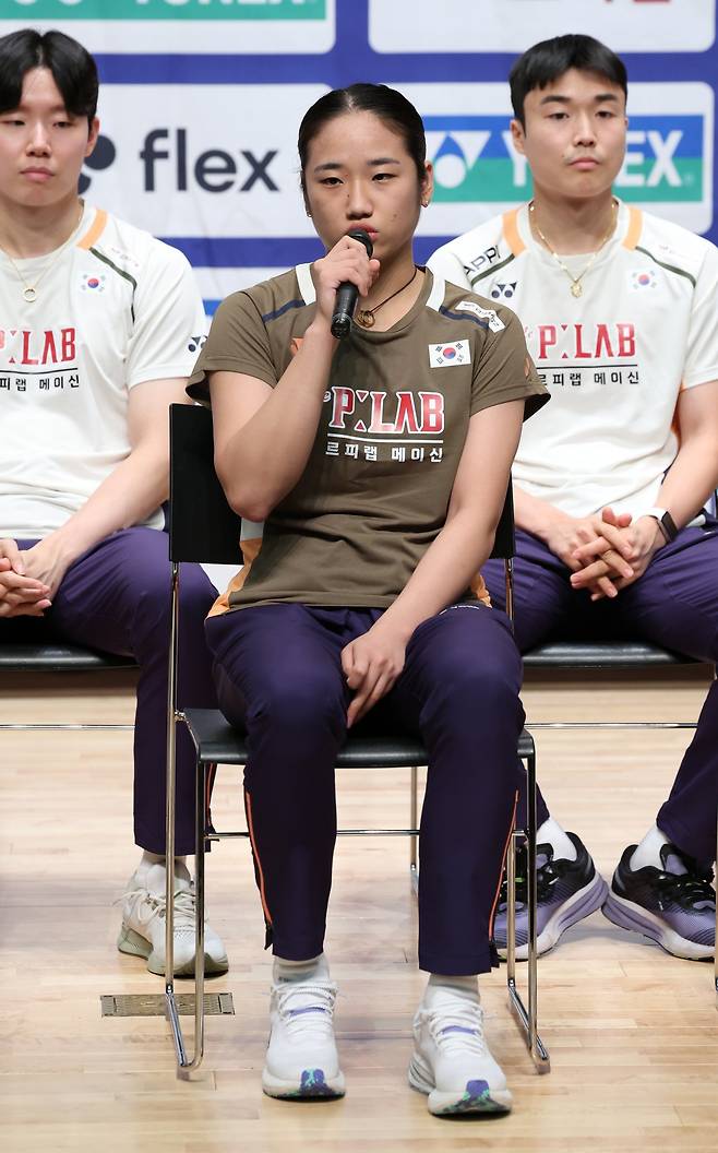 안세영이 18일&nbsp;충북 진천국가대표선수촌에서 열린 한국배드민턴대표팀&nbsp;미디어데이에서 세계선수권 대회 출전 소감을 말하고 있다. 최근&nbsp;공격 중심 전술로 플레이스타일에 변화를 준&nbsp;그는 세계선수권 2연패를 달성해 세계최강 자리를 지키겠다는 의지다. 진천│뉴시스