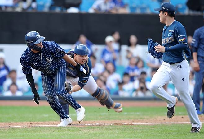 ‘2025 신한 SOL 뱅크 KBO리그’ 중위권 경쟁이 치열한 가운데, 4위 SSG-공동&nbsp;5위 KT, 공동 5위 NC-7위 삼성의 중위권 맞대결 결과에 따라 순위가 또 한 번 요동칠 수 있다. 삼성-NC 경기장면. 뉴시스