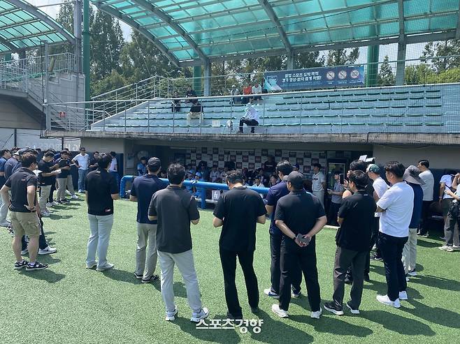 2026 KBO 신인 드래프트 트라이아웃에 참가한 선수들이 18일 고양시 국가대표 야구 훈련장에서 열린 행사 뒤 전 구단 스카우트 앞에서 인터뷰하고 있다. 고양|이정호 기자