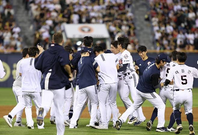 ▲ 두산은 15일부터 17일까지 잠실 KIA 3연전을 싹쓸이하며 점차 달라진 모습을 보여주고 있다 ⓒ두산베어스