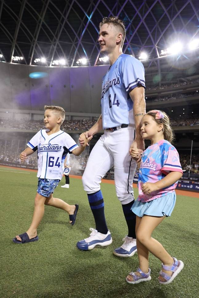 뷰캐넌(가운데)과 가족들. /사진=푸방 가디언스 SNS