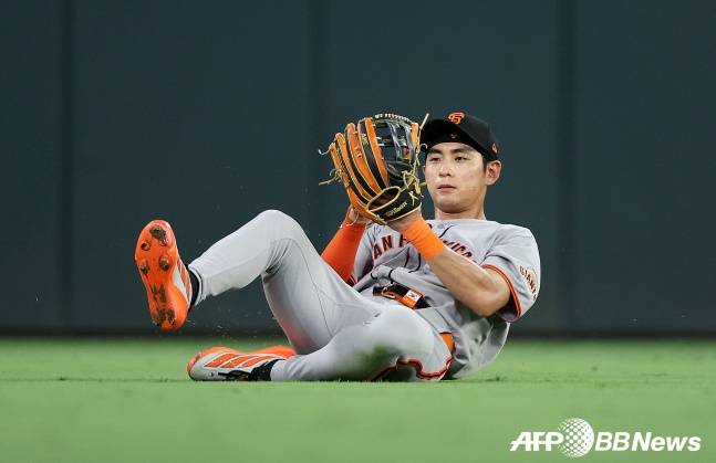 샌프란시스코 중견수 이정후가 슬라이딩 캐치를 해낸 순간. /AFPBBNews=뉴스1