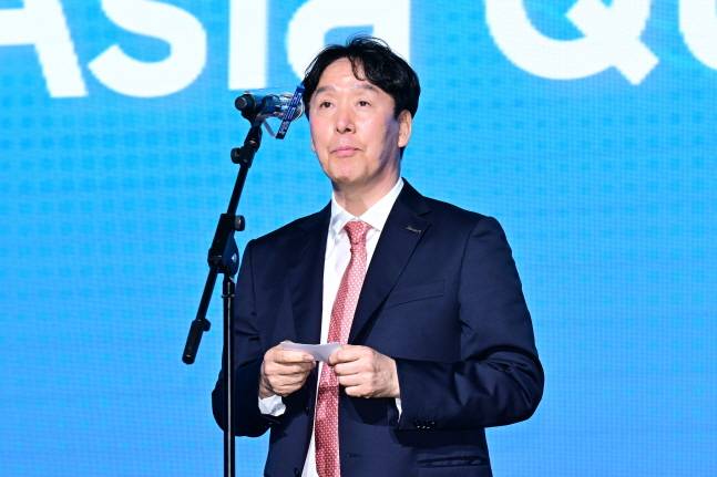 신영철 OK저축은행 감독이 지난 4월 2025 KOVO 아시아쿼터 드래프트에서 전체 7순위로 매히 젤베 가지아니를 지명하고 있다. /사진=KOVO 제공