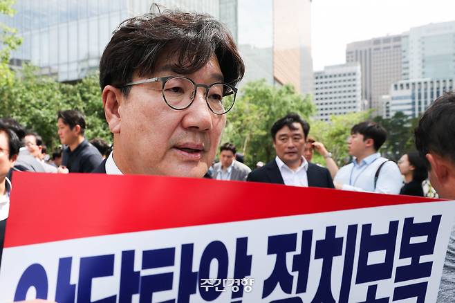 권성동 국민의힘 의원이 18일 김건희 여사 관련 의혹을 수사하는 민중기 특별검사팀 사무실이 마련된 서울 종로구 KT 광화문빌딩 웨스트 앞에서 열린 현장 비상의원총회에 참석해 있다. 성동훈 기자