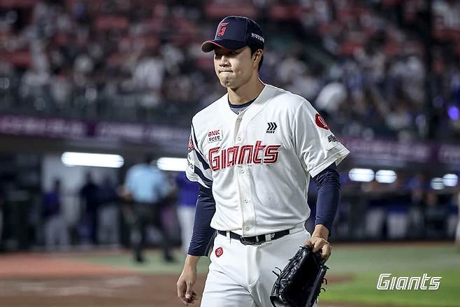 롯데 자이언츠 우완 파이어볼러 윤성빈이 17일 부산 사직야구장에서 열린 2025 신한 SOL Bank KBO리그 삼성 라이온즈와의 팀 간 13차전에서 연장 11회초 1사 1루에서 등판, ⅔이닝 1탈삼진 무실점을 기록했다. 사진 롯데 자이언츠