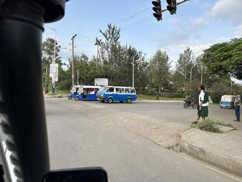 에티오피아 삼륜차와 택시형 미니버스 (아와사=연합뉴스) 김성진 기자 = 지난 5월 27일 에티오피아 남부 아와사 지역 인근에서 도로 교차로에 보이는 삼륜차와 택시형 미니버스. 인도에서 제조했다는 삼륜차는 원래 도입 때보다 현재 가격이 다섯배 넘게 뛰었다고 한다. 전기로 가는 삼륜차도 보였다. 2025.6.23 sungjin@yna.co.kr