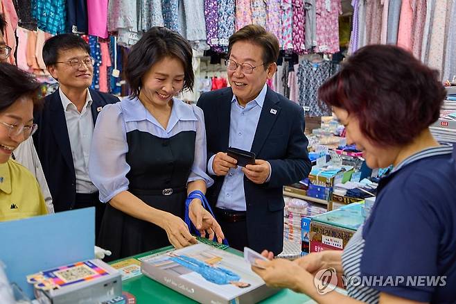 이재명 대통령 부부, 은평 연서시장 방문 (서울=연합뉴스) 대통령실은 이재명 대통령과 김혜경 여사가 17일 서울 은평구 연서시장을 방문한 모습을 SNS에 공개했다. 2025.8.17 [이재명 대통령 SNS. 재판매 및 DB 금지] photo@yna.co.kr