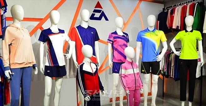 북한 단상체육복장제작소 (서울=연합뉴스) 재일본조선인총연합회 기관지 조선신보는 북한 내각 체육성 산하 단상체육복장제작소가 최근 국제대회에 출전한 선수들의 경기복을 훌륭하게 제작했다고 18일 보도했다. [조선신보 캡처]