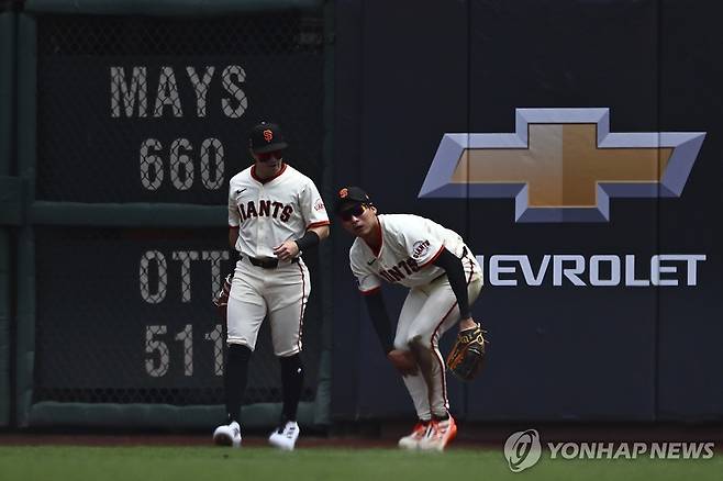 무릎 사이에서 공을 꺼내는 이정후(오른쪽) [AP=연합뉴스]