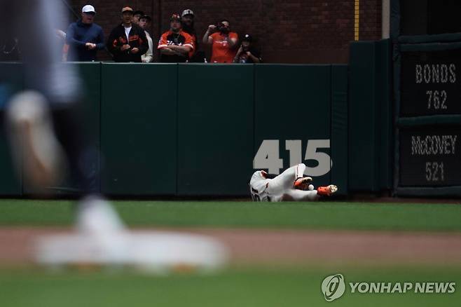이정후의 글러브에서 빠져나온 뒤 무릎에서 멈춘 타구 [AP=연합뉴스]