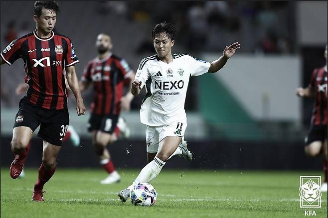 Jeonbuk Lee Seung -woo (right) dribbles FC in the Korean Cup quarterfinals against FC Seoul. (Provided by the Korean Football Association. Resale and DB)