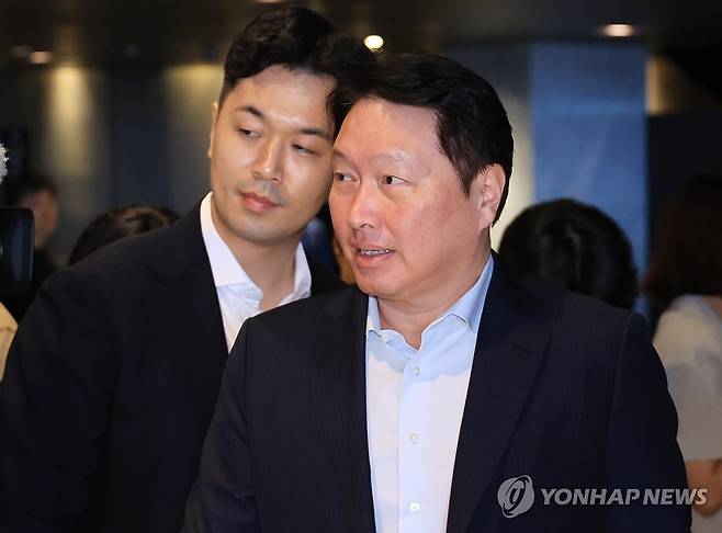 최태원 회장, 이천포럼2025 참석 (서울=연합뉴스) 최재구 기자 = 최태원 SK그룹 회장이 18일 서울 워커힐호텔에서 열린 '이천포럼2025'행사에 참석하고 있다. 2025.8.18 jjaeck9@yna.co.kr