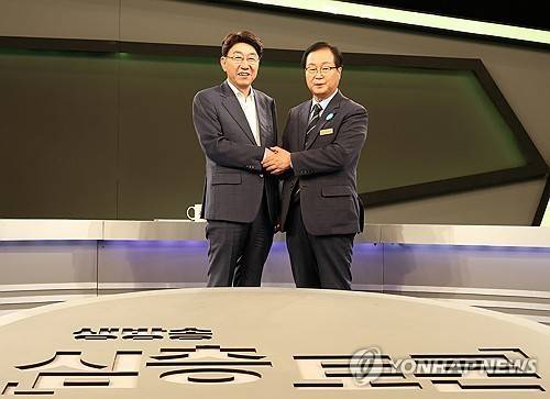 손 맞잡은 전주시장과 완주군수 (전주=연합뉴스) 우범기 전북 전주시장(왼쪽)과 유희태 완주군수가 지난 5일 KBS전주방송총국 공개홀에서 열린 완주·전주 통합 관련 심층 토론에 앞서 악수하고 있다. 2025.8.5 [전주시 제공. 재판매 및 DB 금지]