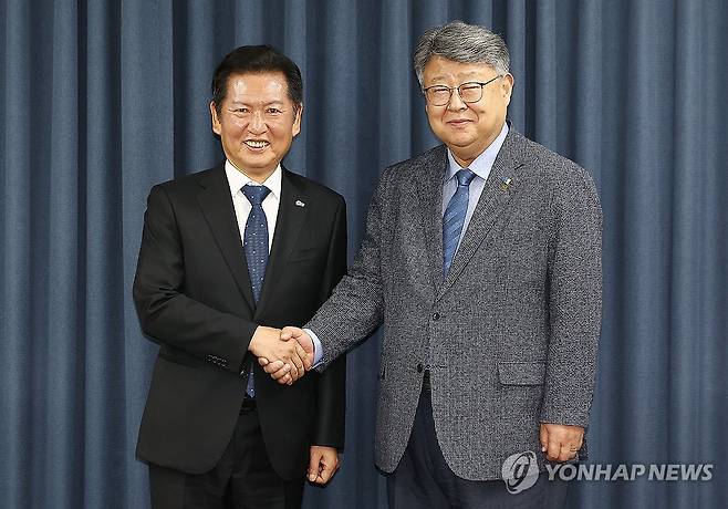 악수하는 정청래 대표와 김종혁 한교총 대표회장 (서울=연합뉴스) 김성민 기자 = 더불어민주당 정청래 대표가 18일 서울 종로구 한교총회관에서 김종혁 한국교회총연합(한교총) 대표회장과 악수하고 있다. 2025.8.18 ksm7976@yna.co.kr