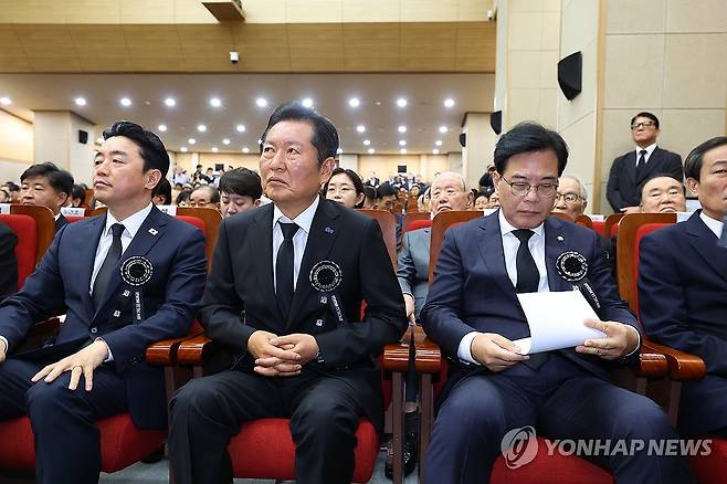 김대중 전 대통령 추모식 (서울=연합뉴스) 김도훈 기자 = 국민의힘 송언석 비대위원장과 더불어민주당 정청래 대표가 18일 서울 동작구 국립서울현충원 현충관에서 열린 김대중 전 대통령 서거 16주기 추모식에 참석해 있다. 2025.8.18 superdoo82@yna.co.kr