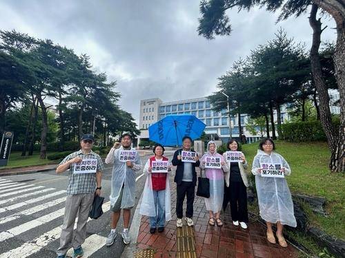 아카데미극장 지킨 시민 24인 '무죄'…검찰은 항소 포기하라 [아카데미극장을 지킨 시민 24인을 지지하는 시민일동 제공.재판매 및 DB 금지]