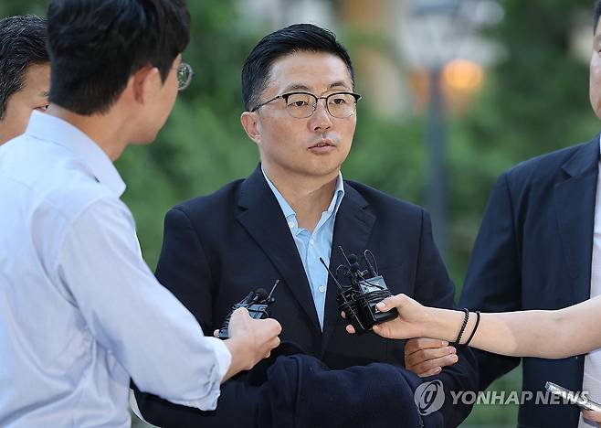 특검 들어서며 답변하는 김예성 (서울=연합뉴스) 서명곤 기자 = 김건희 여사 일가의 '집사'로 지목된 김예성씨가 12일 귀국 직후 인천국제공항에서 체포돼 서울 종로구 김건희특검 사무실로 들어서며 취재진의 질문에 답하고 있다.  2025.8.12 seephoto@yna.co.kr