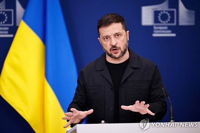 17일 폰데어라이엔 EU 집행위원장과 기자회견 하는 젤렌스키 대통령 [AFP 연합뉴스]