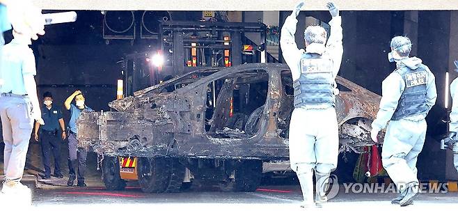 지하 주차장에서 옮겨지는 화재 전기차 (인천=연합뉴스) 임순석 기자 = 5일 오후 인천 서구 청라동 아파트 지하 주차장 화재 현장에서 합동 감식을 마친 경찰이 화재가 발생한 전기차를 옮기고 있다. 
    지난 1일 오전 6시 15분께 발생한 전기차 화재로 주민 22명과 소방관 1명 등 모두 23명이 병원으로 옮겨졌으며 차량 40여대가 불에 타고 100여대는 열손과 그을림 피해를 입었다. 2024.8.5 soonseok02@yna.co.kr