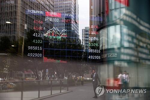 유리창에 비친 중국 주가지수 화면 [EPA 연합뉴스 자료사진 재판매 및 DB 금지]