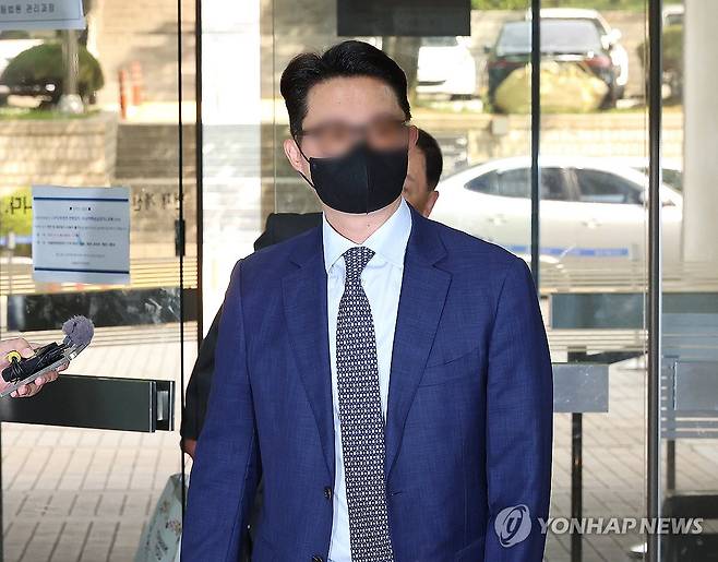 법원 출석하는 전 통일교 세계본부장 (서울=연합뉴스) 김주형 기자 = '건진법사 청탁 의혹'의 핵심 인물인 통일교 전 세계본부장 윤모 씨가 30일 영장실질심사를 위해 서울중앙지법에 출석하고 있다. 2025.7.30 kjhpress@yna.co.kr