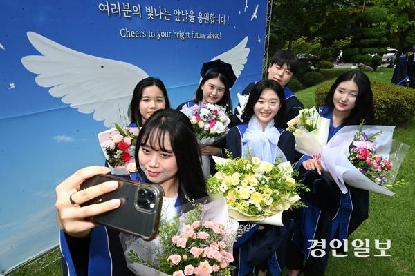 19일 오전 용인시 기흥구 강남대학교에서 열린 ‘2024학년도 후기 학위수여식’에서 졸업생들이 기념촬영을 하며 추억을 남기고 있다. 2025.8.19 /최은성기자 ces7198@kyeongin.com