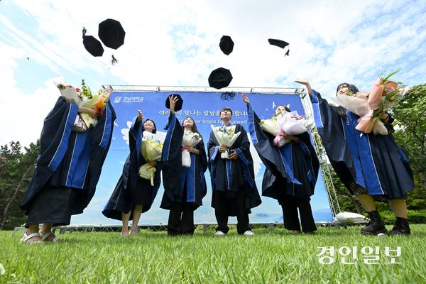 19일 오전 용인시 기흥구 강남대학교에서 열린 ‘2024학년도 후기 학위수여식’에서 졸업생들이 기념촬영을 하며 추억을 남기고 있다. 2025.8.19 /최은성기자 ces7198@kyeongin.com