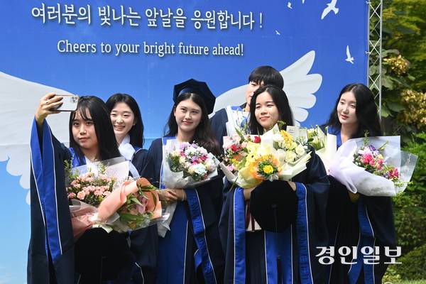 19일 오전 용인시 기흥구 강남대학교에서 열린 ‘2024학년도 후기 학위수여식’에서 졸업생들이 기념촬영을 하며 추억을 남기고 있다. 2025.8.19 /최은성기자 ces7198@kyeongin.com