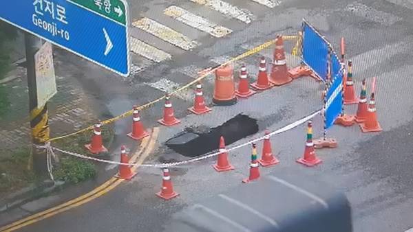 18일 오후 3시22분께 인천 서구 석남동 도로에 발생한 땅 꺼짐. 2025.8.18 /인천소방본부 제공