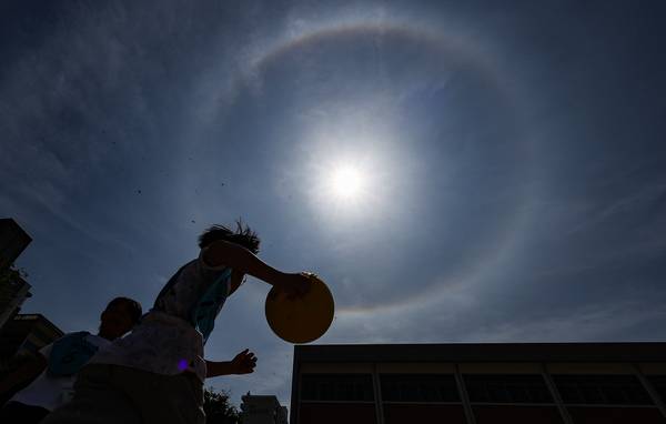 엘리트 체육선수 육성의 근간이 된 학교운동부가 학생 수 감소, 운영난으로 인해 연쇄적으로 해체되는 위기를 맞았다. 사진은 학생들이 운동장에서 체육 활동을 하고 있는 모습. /연합뉴스