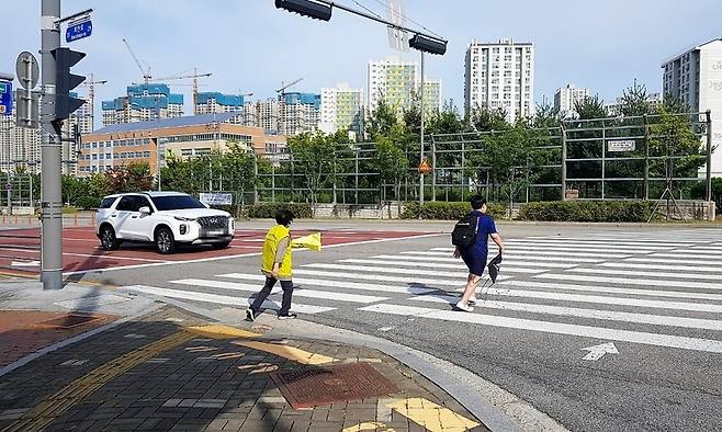 ▲ 양주 옥정신도시 한 초등학교 인근 횡단보도를 어린이가 건너고 있다. 신도시 내 학생 수용 문제로 학부모와 교육 당국의 관심이 집중되는 지역이다.