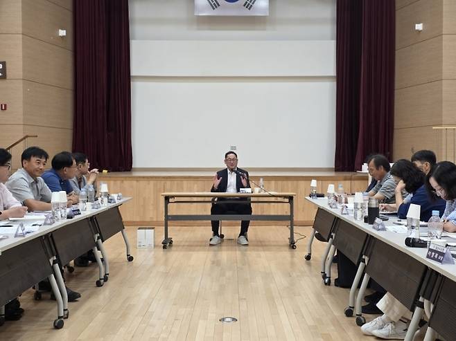 김완규 도의원이 지난 18일 오전 10시, 일산서구청 가와지 대강당에서 '일산서구 축산 악취 문제 해결을 위한 정담회'를 주재하고 있다. 사진=김완규 도의원