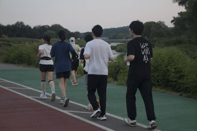 성남시에 위치한 사회적협동조합 일하는학교와 중부일보의 협업 프로그램 '모멘텀'에 참여하는 위기청년들이 성남시 탄천 일대에서 러닝을 하고 있다. 사진=일하는학교