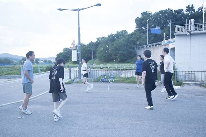 성남시에 위치한 사회적협동조합 일하는학교와 중부일보의 협업 프로그램 '모멘텀'에 참여하는 위기청년들이 성남시 탄천 일대에서 이정현 일하는학교 이사장(맨 왼쪽), 고정현 강사(가운데)와 함께 스트레칭을 하고 있다. 사진=일하는학교