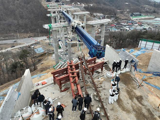 10명의 사상자가 발생한 경기도 안성시 서울세종고속도로 건설 공사 교량 상판 붕괴 사고 현장에서 28일 경찰과 국과수, 산업안전공단, 국립재난안전연구원, 국토안전관리원 등 관계자들이 사고 원인을 찾기 위한 합동 감식을 하고 있다. 사진=연합뉴스