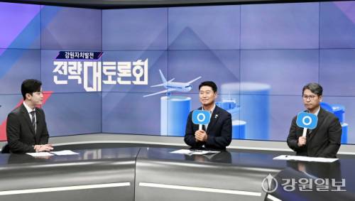 강원 자치발전 전략 대토론회 고성군편이 18일 G1방송 스튜디오에서 함명준 군수, 김재진 강원연구원 박사가 참석한 가운데 열렸다. 신세희기자