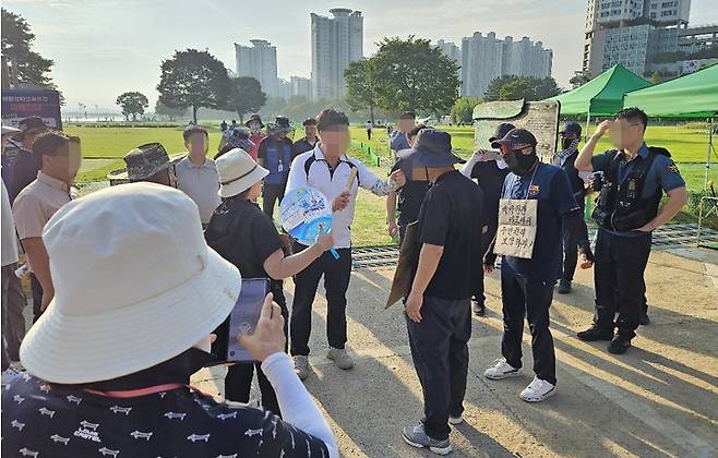 남구파크골프협회 회원이 파크골프장 유료화운영에 항의하고 있다.
