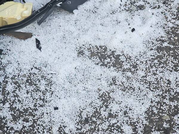 19일 오전 5시 40분께 하동군 진교면 남해고속도로 부산방면 구간을 달리던 25톤 화물차에서 적재물인 알갱이 형태 플라스틱 원료가 다량으로 도로에 쏟아졌다. 당시 도로에 쏟아진 플라스틱 원료. /독자