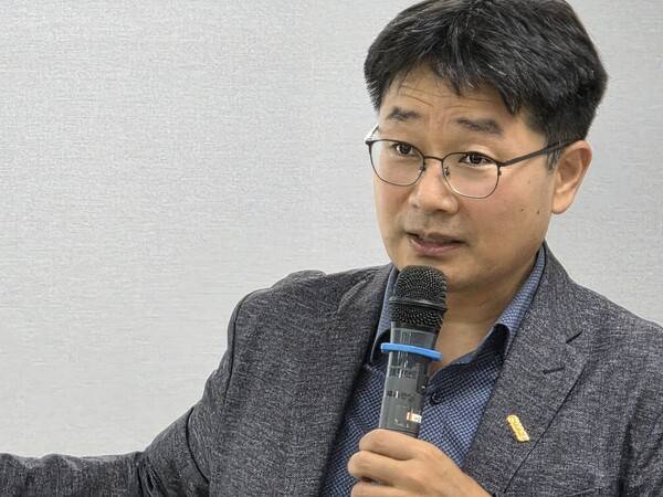 김주용 창원대박물관 학예실장이 19일 오전 7시 창원 마산회원구 회원동 마산YMCA 청년관에서 발언하고 있다. 그는 이날 마산YMCA 110회 아침논단 연사로 나서 '창원에서 하와이까지 묘비로 만난 독립운동 이야기'를 주제로 강연했다. /최석환 기자&nbsp;