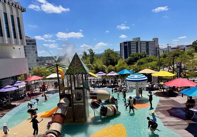 흥덕생활공원 물놀이터 모습. /문경시 제공