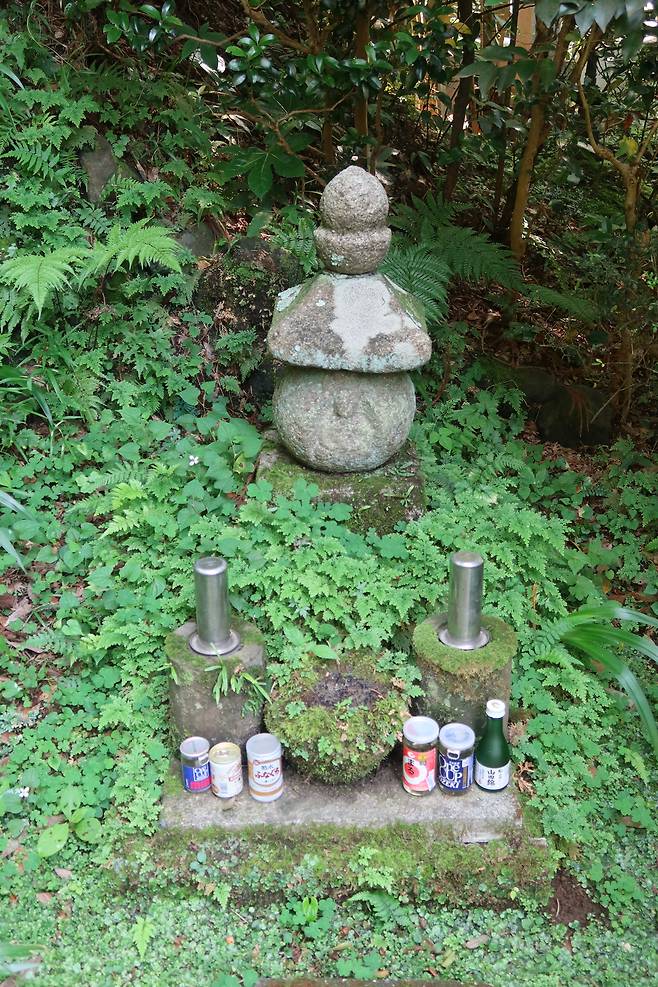 ‘비평의 신’이라 불린 고바야시 히데오의 무덤.